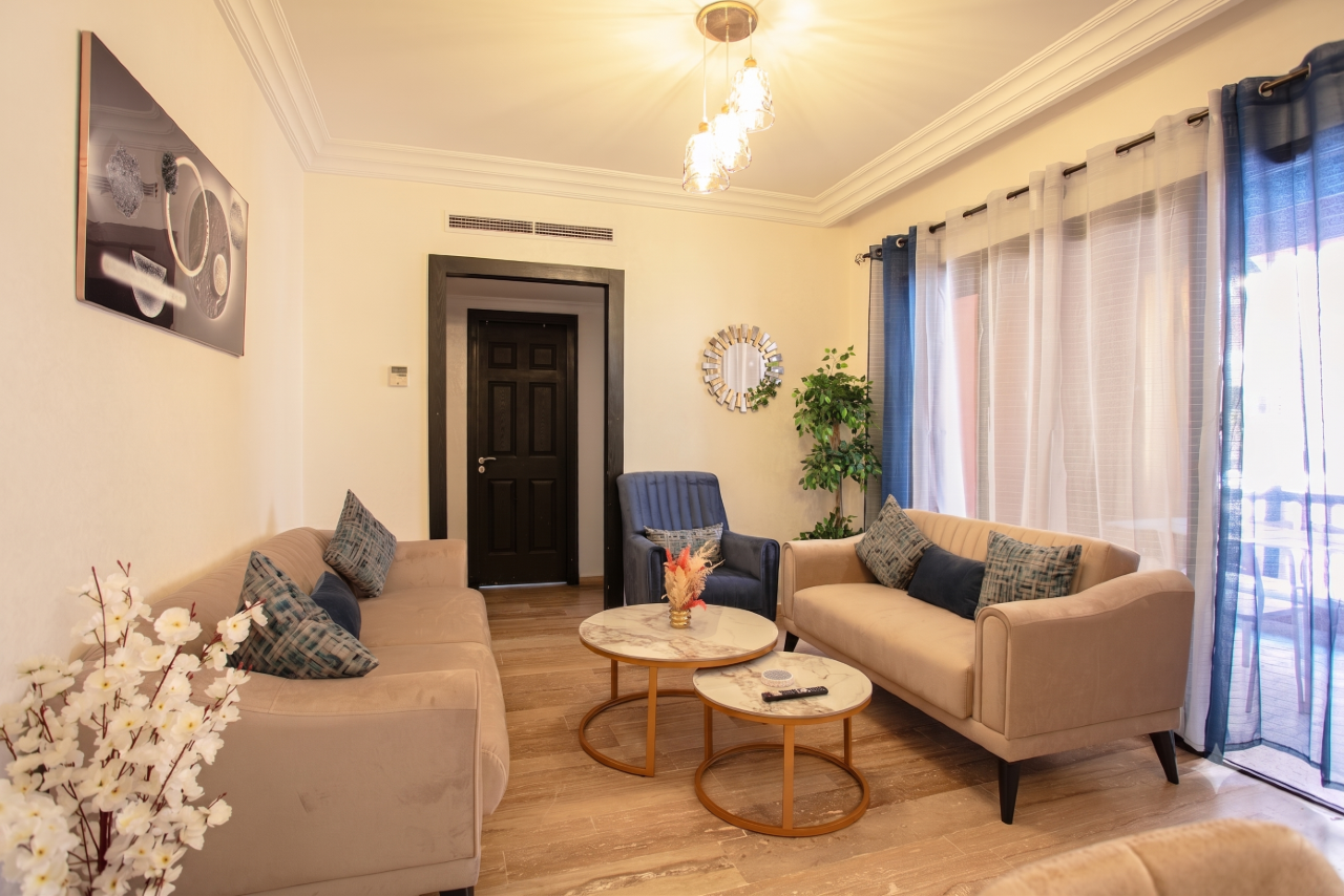 Superbe appartement F2 meublé dans une résidence  calme et sécurisée avec des espaces jardins très agréables, au cœur du quartier prisé de Guéliz 