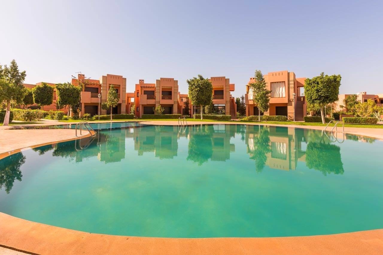 Très Joli Duplex à louer vide de 3 chambres avec cheminée, Terrasse, Jardin et garage privatifs, dans une résidence avec piscine collective sur la route d'ourika ( 6 km seulement ) - Marrakech