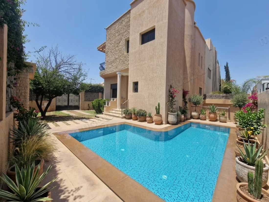 Coquette villa avec piscine vide ou meublée