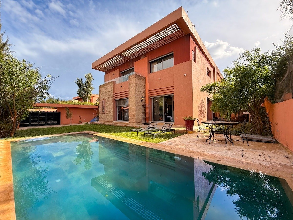 Villa de moderne meublée, avec piscine chauffée et chauffage au Sol– Résidence Akenza Golf Resort , Km. 8 Route de l'Ourika