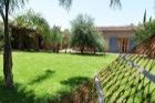 une très jolie villa à louer meublée de 3300 m² de terrain, style beldi moderne et très chic, avec une belle terrasse ouverte sur le jardin et une jolie piscine, située sur la route de Fès à 19km du centre de Marrakech