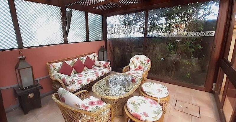 A vendre une belle villa entièrement rénovée, de 3 chambres, dotée d'une cour intérieure avec véranda dans un quartier résidentiel calme près du centre ville à Hay Charaf